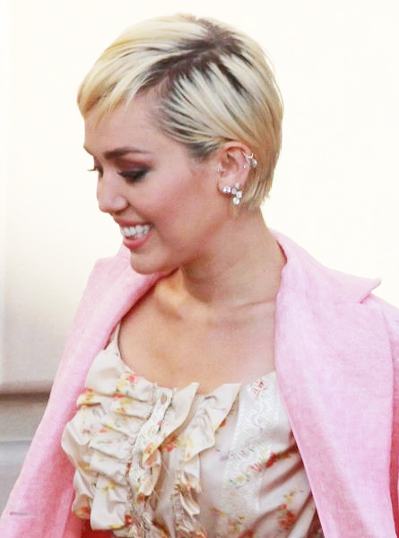 miley_cyrus_on_2015_rock_and_roll_hall_of_fame_induction_ceremony_cropped
