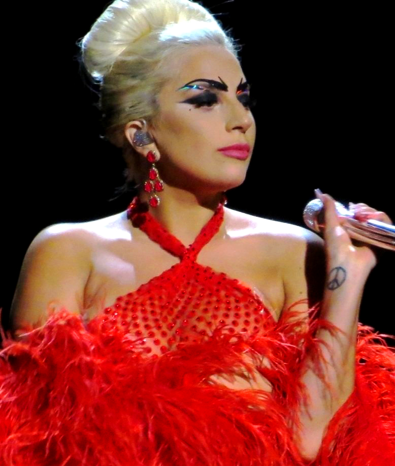 Lady Gaga kolczyki